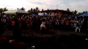 chica bailando playa el paraiso