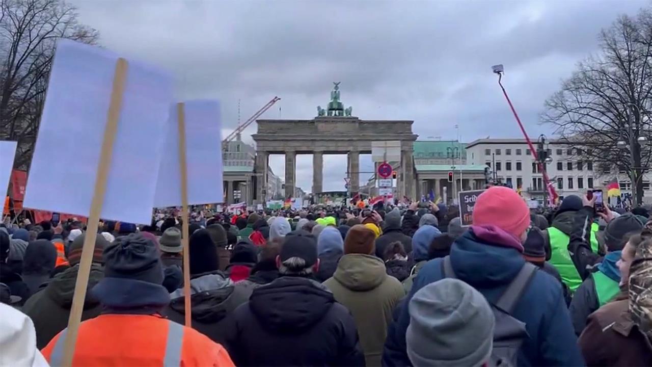 Тысячи протестующих парализовали центр Берлина