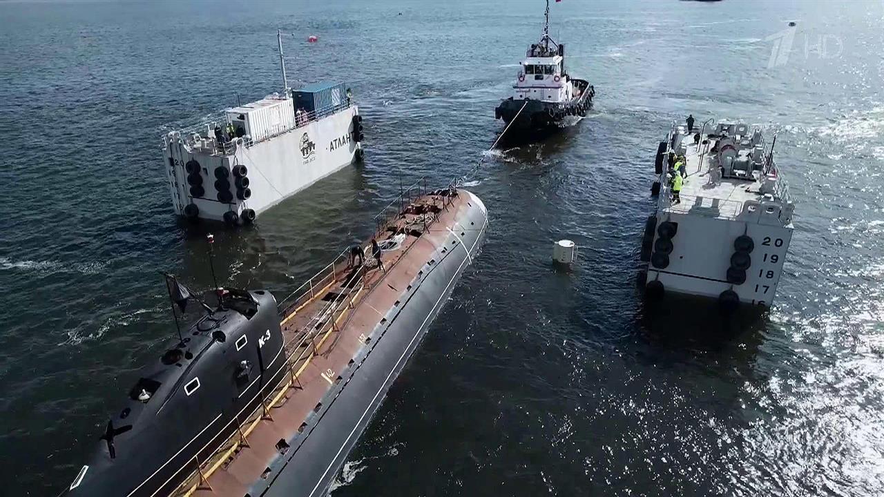 Под Выборгом атомную подлодку Ка-3 "Ленинский комсомол" грузят на баржу "Атлант"