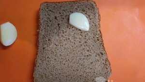 Сухарики с чесноком, солью и перцем в микроволновке