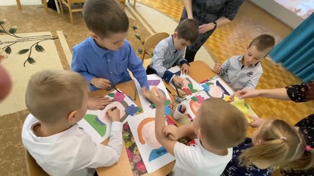 Дети рисуют свою маму в детском саду на празднике мам 23.11.23г смотреть онлайн