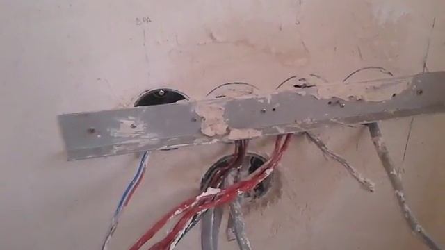 Установка подрозетников с помощью уголка. Как не нужно делать. Электромонтаж Киев. Оловян Олег смотреть онлайн