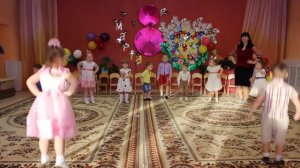 Танец для мамочек. Исп.: дети младшей группы МБДОУ "ЦРР - детский сад "Теремок"