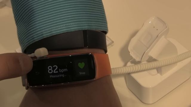 Samsung Gear Fit (Podrobný video pohled) смотреть онлайн