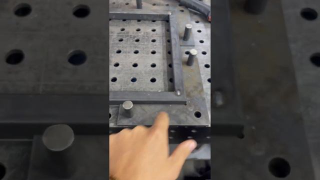 Сварочный кондуктор за 10 секунд #welder #welding #сварка #сварочныйстол #сварщик#diy #loft #weld смотреть онлайн