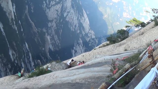 Автостопом по Китаю#4 Спуск с горы Хуашань/Тропа Смерти/20000 ступеней смотреть онлайн