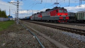 Электровоз ВЛ11.8-600А/599 с грузовым поездом.