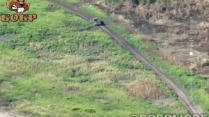 кадры охоты Бобров на ВСУ: дрон влетел в ехавший пикап у Орехова