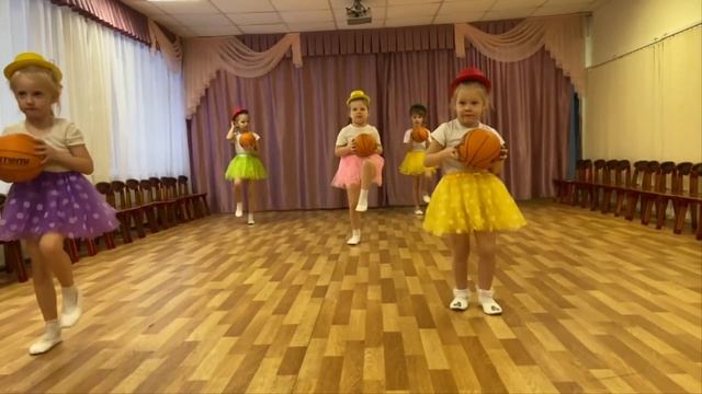ГБОУ Школа № 1797, дошкольное отделение. Коллектив «Солнышко» - «Спортивный танец с мячами» смотреть онлайн
