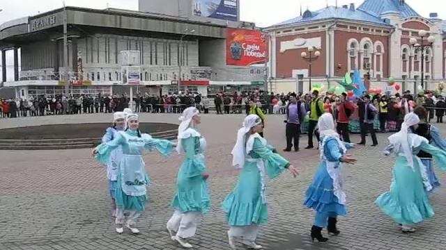 ТАТАРСКАЯ МОЛОДЕЖЬ ТОМСКА ТАНЦУЕТ 01 05 2010