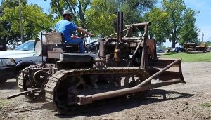 Запуск бульдозера Caterpillar 1929 года. Мощность 60 л.с., масса 9300 кг