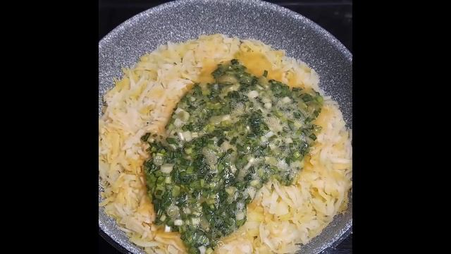 Картофельная лепешка с луком и яйцом