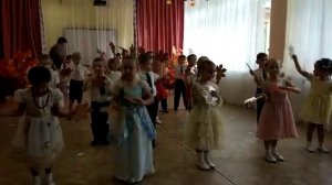 Выход на осенний праздник, старшая группа