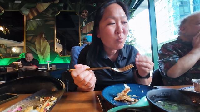 Honolulu's Spicy New Singaporean Spot смотреть онлайн