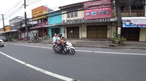 Перевозка детей на скутере в Тайланде .