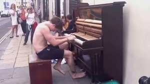 Уличный музыкант, вертуоз в шортах Лондон
