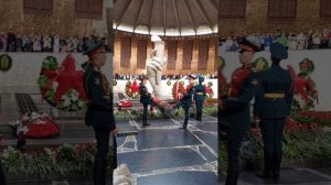 Смена караула у Вечного огня на Мамаевом кургане.