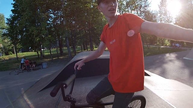 ПАРНИШКА ИЗ РЫБИНСКА ЗАЛЕТЕЛ НА СПОТ И ЖЕСТКО... | ТРЮКИ НА BMX | БМХ смотреть онлайн