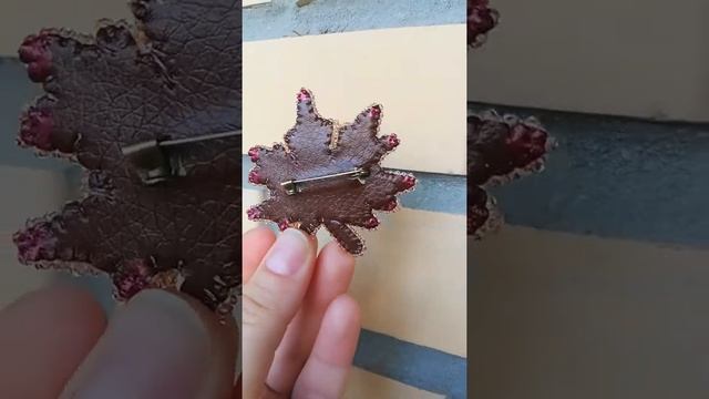 Брошь кленовый лист
