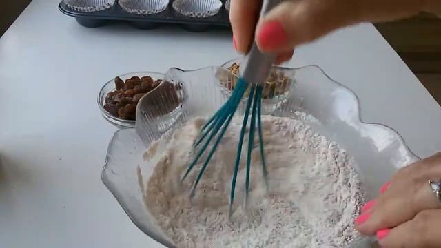 Кексы( маффины, капкейки) с изюмом и орехами