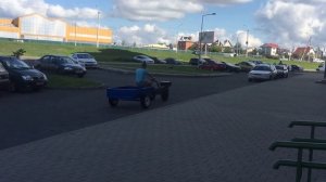 Счастливый покупатель мотоблока с прицепом поехал домой своим ходом