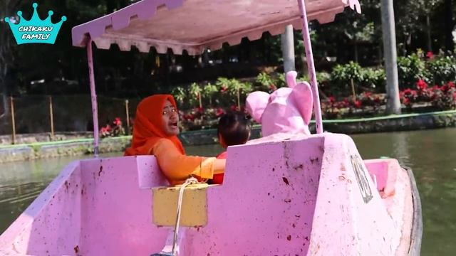 BERBURU AYUNAN SESUAI WARNA BAJU NAIK BEBEK DAYUNG PART 2 | CHIKAKU FAMILY смотреть онлайн