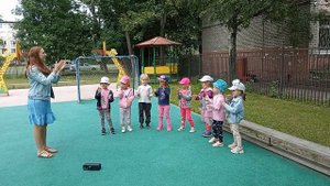 Пальчиковый оркестр. Младшая группа. Музыкальное занятие на улице в летний период.