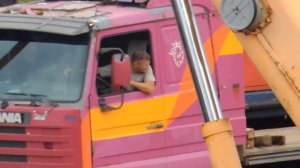 Тягач SCANIA с полуприцепом. Выгружается Сдаёт заднюю пылит, потом разворот поехал.