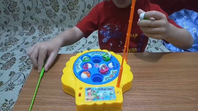 ЛОВИМ РЫБКУ НА УДОЧКУ.ДЕТСКИЕ ИГРУШКИ смотреть онлайн