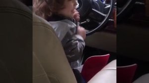Гарри Галкин крутит руль, а Лиза Галкина поет