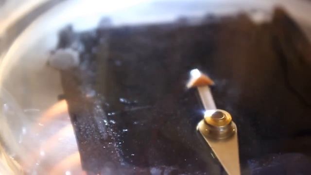 Стрелка от компаса Адрианова в камере Вильсона (Adrianov compass needle in cloud chamber ) смотреть онлайн