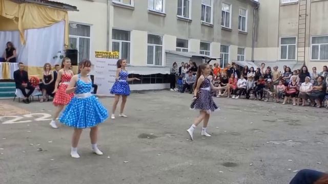 Танец " На вечеринке"- 1+2 гр. ( Поздравляем выпускников) смотреть онлайн