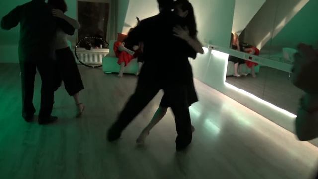 Милонга в "Эдиссе". Танго. Jonathan Froehlich и Юлия Горина... смотреть онлайн