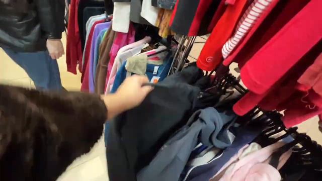 МУХАНДЖАН И АНДРЕЙ ВЫБИРАЮТ ОДЕЖДУ В СЕКОНД ХЕНД - MuhanJan, Follentass смотреть онлайн