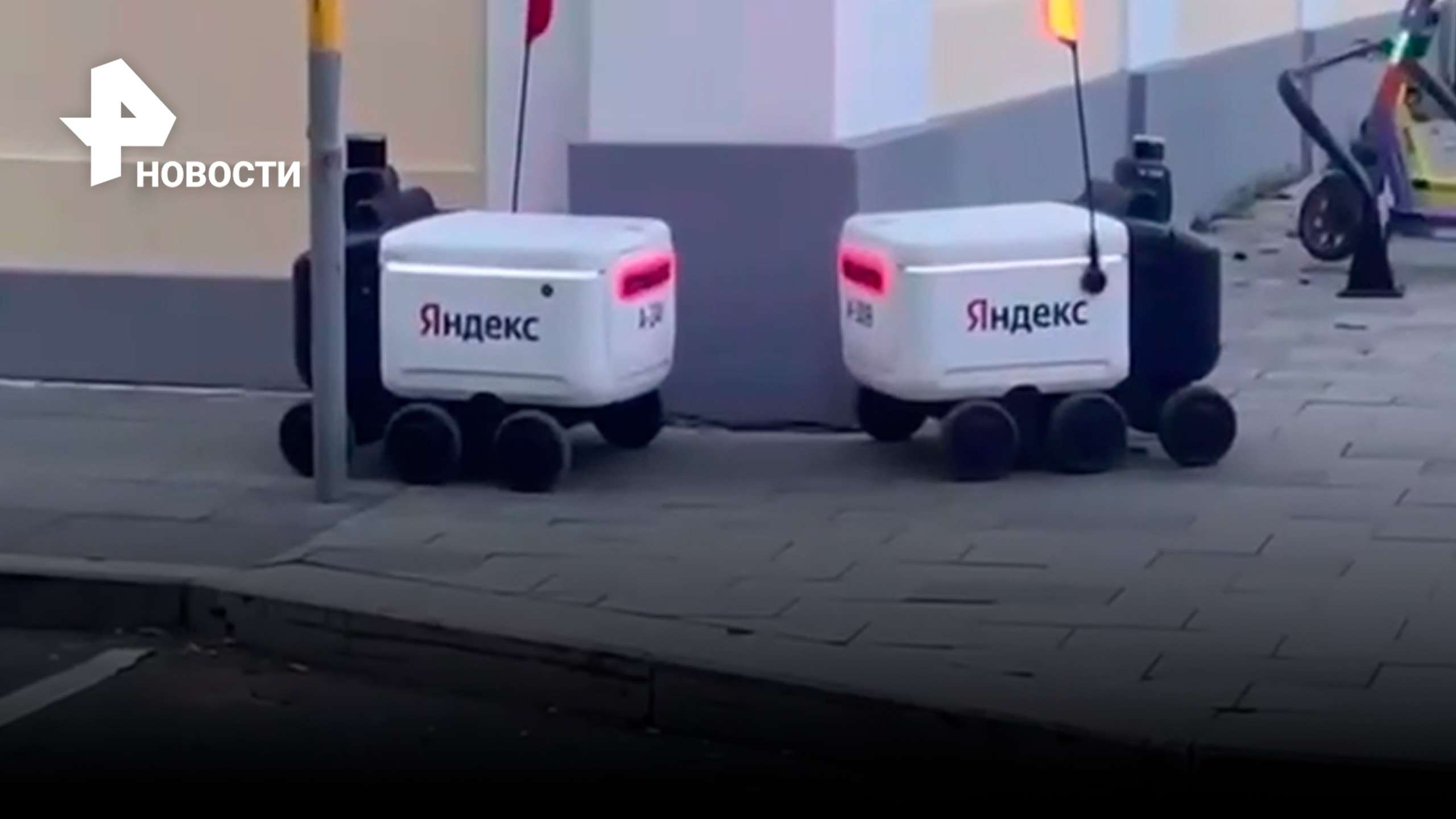 Стояние машин: роботы-доставщики не поделили дорогу в Москве / РЕН Новости