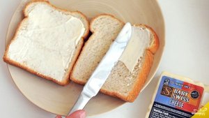 Бутерброды с колбасой и сыром