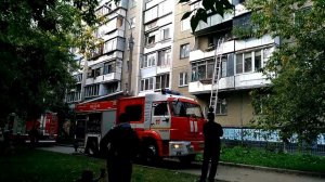 Пожарные тушат пожар на балконе2