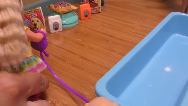 Dog spa ! Elsa & Anna toddlers - Barbie dolls #grooming смотреть онлайн
