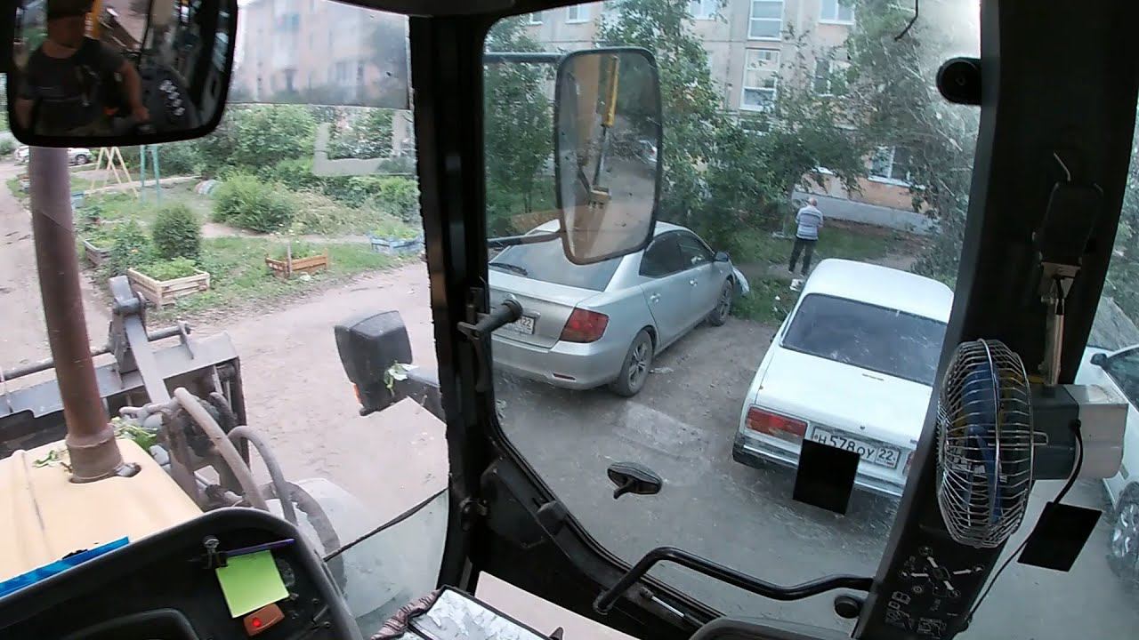 Экскаватор-погрузчик обвинили в порче автомобиля (во время облогорожки). Будьте внимательнее.