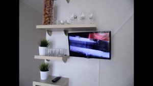 Кухня 10 кв. м с диваном. С выходом на балкон