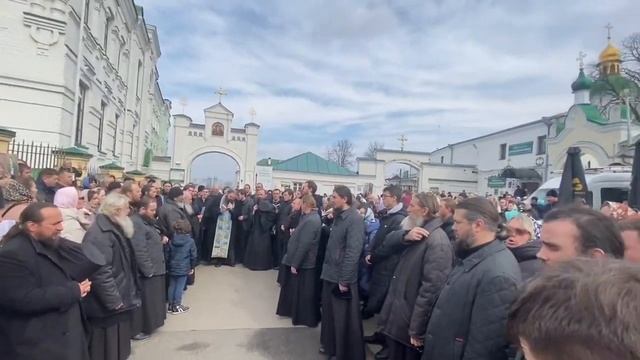 Киево-Печерская Лавра , Бесы Майданутые танцуют во время молитвы .