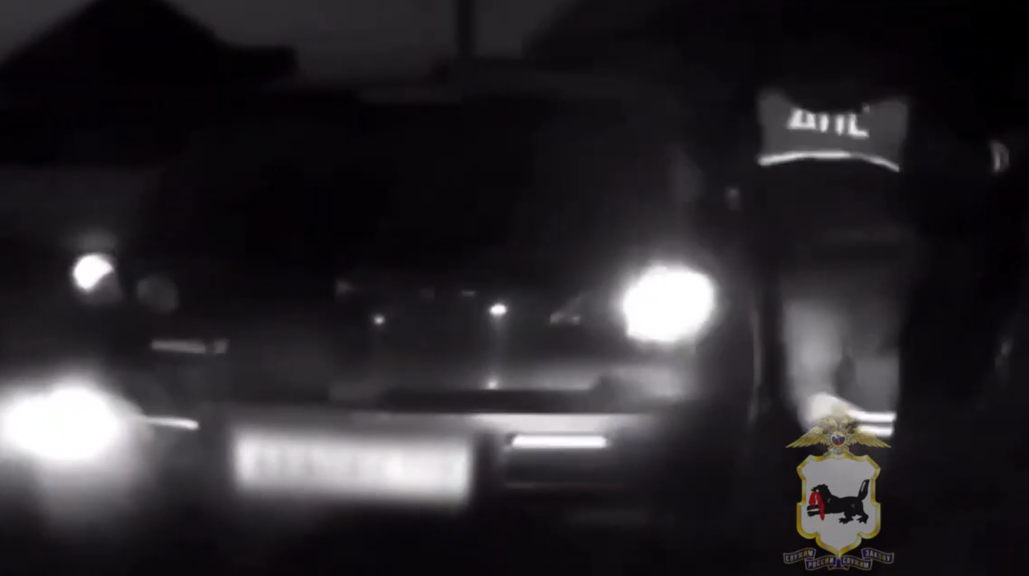 Автоинспектор на ходу запрыгнул в автомобиль нетрезвой автоледи и остановил машину