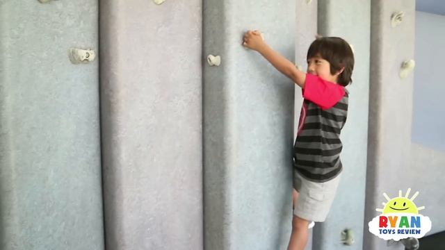 Ryan learns at Children Museum Pretend Play!!! смотреть онлайн