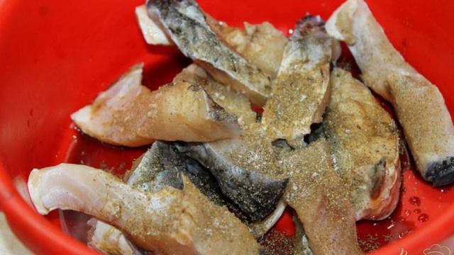 Хек маринованный в лимонном соке и соевом маринаде жаренный с корочкой