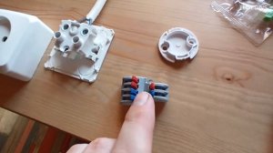 Монтаж накладной розетки при помощи проходных клемников