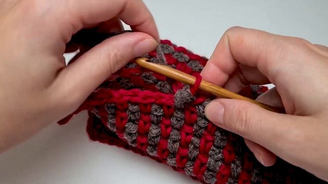 Узор рис по квадрату с чередованием цвета нити. Геометрический узор из квадратных мотивов. смотреть онлайн