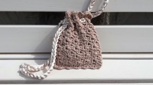Сумочка на завязках крючком из трикотажной пряжи