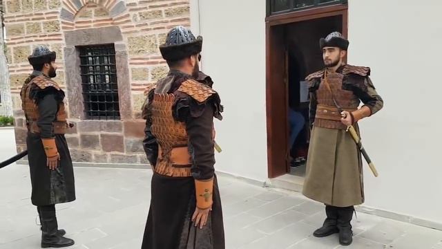 СМЕНА КАРАУЛА НА МОГИЛЕ ЭРТУГРУЛА смотреть онлайн