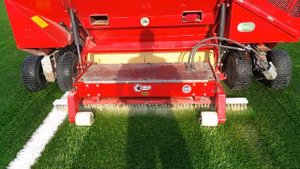 Засыпка песком искусственной травы