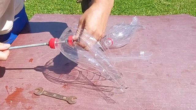 Ни в коем случае не выбрасывайте пластиковые бутылки Из них получится очень нужная самоделка. смотреть онлайн